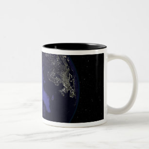Caneca De Café Em Dois Tons Cheio Terra à noite mostrando luzes da cidade 5
