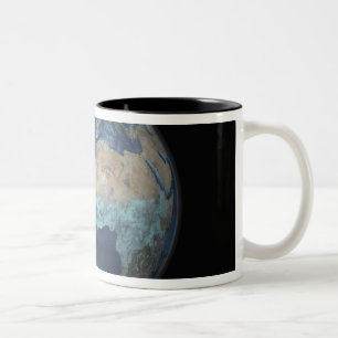 Caneca De Café Em Dois Tons Cheio Terra mostrando evaporação