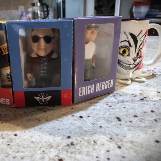 Caneca De Café Em Dois Tons CheshireFX Tea Mug (Peeking around my 3D Printed Bobble Heads from cheshirefx.com)