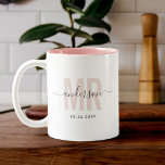 Caneca De Café Em Dois Tons Chic Novo nome personalizado MR Data de casamento<br><div class="desc">Uma caneca de café bonita e moderna dizendo RM na tipografia moderna,  em rosa-pinto-penteado empoeirado com o seu nome familiar na caligrafia da Trendy numa caneca de café com duas tonalidades. Adorando o interior azul-marinho escuro,  mas disponível em muito mais cores.</div>