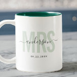 Caneca De Café Em Dois Tons Chic Novo nome personalizado Sage Green<br><div class="desc">Uma caneca de café bonita e moderna que diz MRS na tipografia moderna em verde sábio com o seu nome familiar na caligrafia da Trendy numa caneca de café com duas tonalidades. Adorando o interior cor-de-rosa,  mas disponível em muito mais cores.</div>