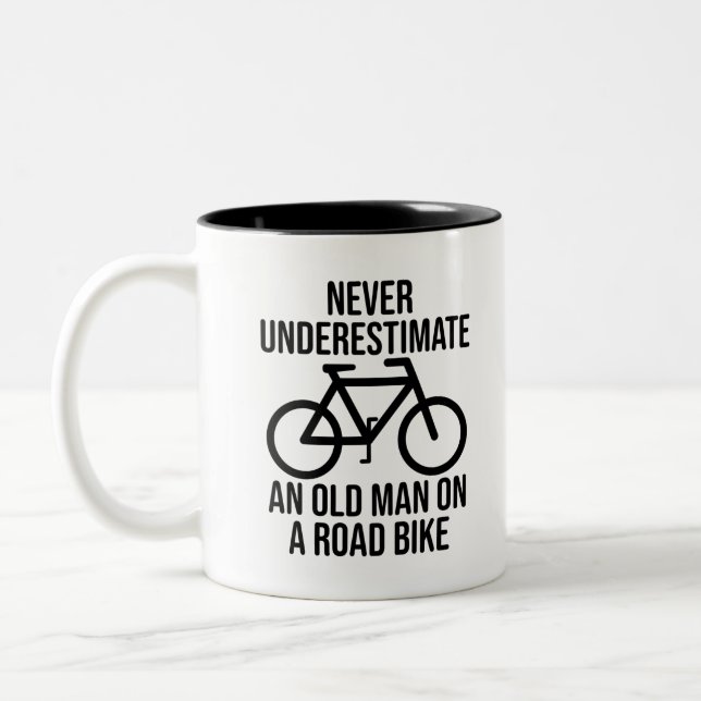 Caneca De Café Em Dois Tons Ciclismo nunca subestima Um velho (Esquerda)