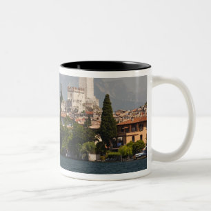 Caneca De Café Em Dois Tons Cidade à beira do lago, Malcesine, Província de Ve