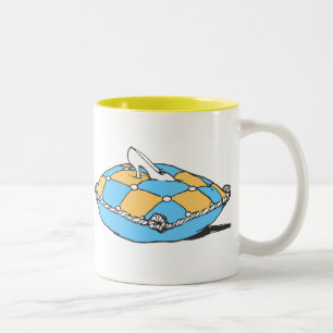 Caneca De Café Em Dois Tons Cinderela Slipper no Travesseiro Teal Laranja
