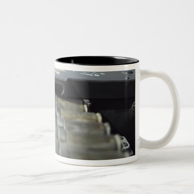 Caneca De Café Em Dois Tons Cinquenta metralhadoras de calibre 5 (Direita)
