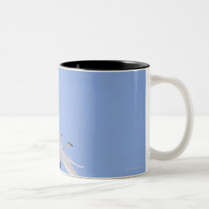 Caneca De Café Em Dois Tons Cisnes de Whooper que voam no céu