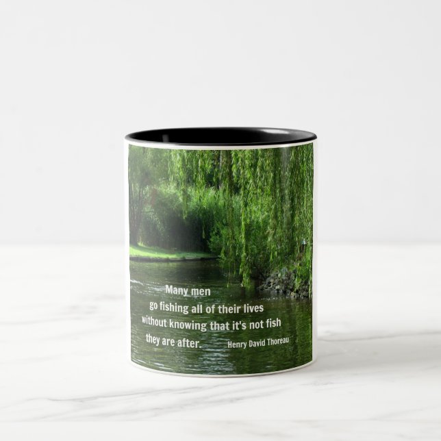 Caneca De Café Em Dois Tons Citação pesqueira de H.D. Thoreau (Centro)