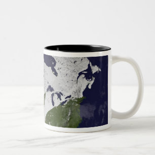 Caneca De Café Em Dois Tons Cobrir de inverno na neve no hemisfério Norte