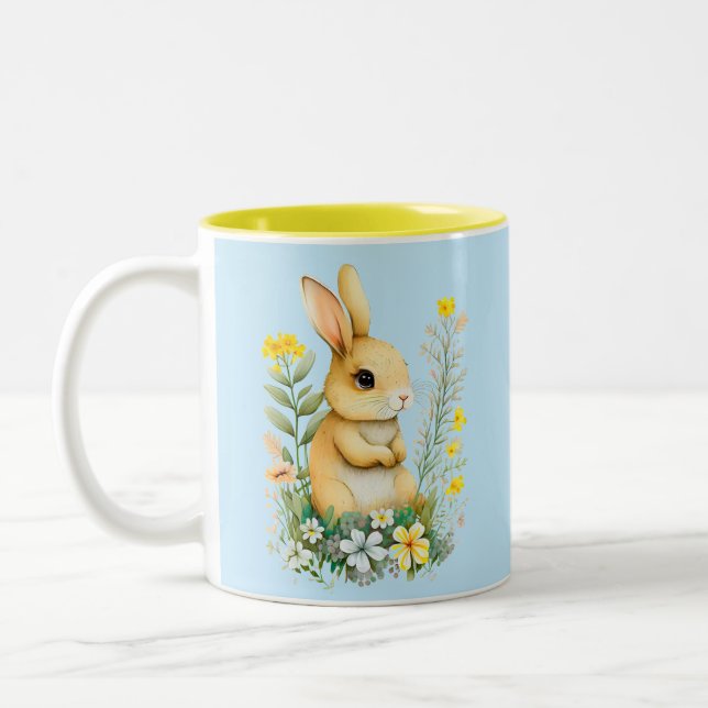 Caneca De Café Em Dois Tons Coelhinho de Páscoa Fofo com Flores & Monograma (Esquerda)