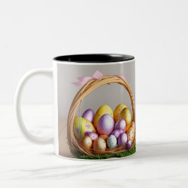 Caneca De Café Em Dois Tons Coelho da Páscoa Sentado em uma Cesta