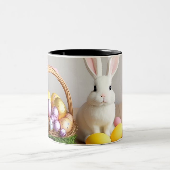 Caneca De Café Em Dois Tons Coelho da Páscoa Sentado em uma Cesta (Centro)