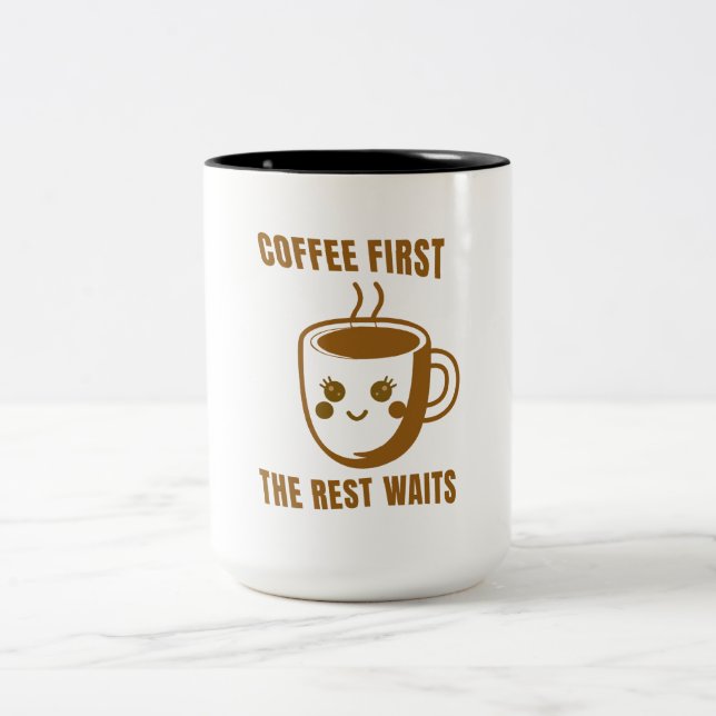 Caneca De Café Em Dois Tons "COFFEE FIRST, THE REST WAITS" - Cartoon Coffee (Centro)
