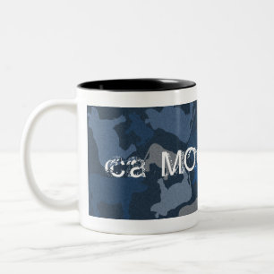 Caneca De Café Em Dois Tons Colagem CaMOOflage Cow em azul