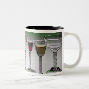 Caneca De Café Em Dois Tons Coleção de vidros de vinho com hastes da torçã