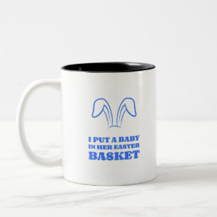 Caneca De Café Em Dois Tons Coloquei um Bebê em sua Cesta de Páscoa