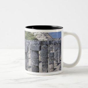 Caneca De Café Em Dois Tons Colunas de pedra antigas em Chichen Itza. Central