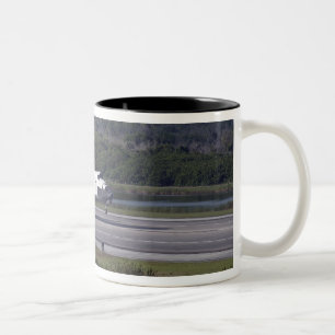 Caneca De Café Em Dois Tons Com rampa de arrasto unfurled 2