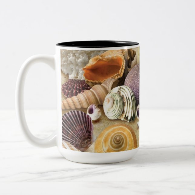 Caneca De Café Em Dois Tons Conchas marítimas na praia (Esquerda)
