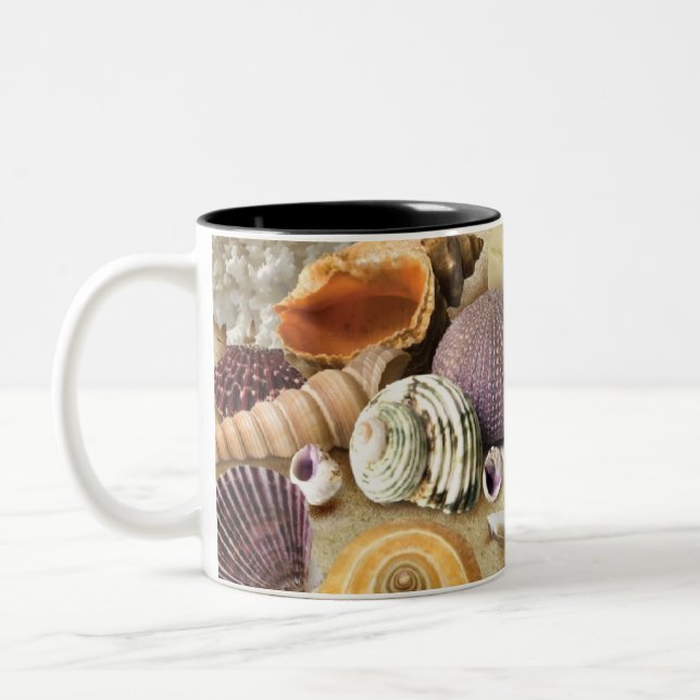 Caneca De Café Em Dois Tons Conchas marítimas na praia (Esquerda)
