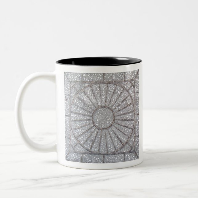 Caneca De Café Em Dois Tons Concreto com um sol gravado nele (Esquerda)