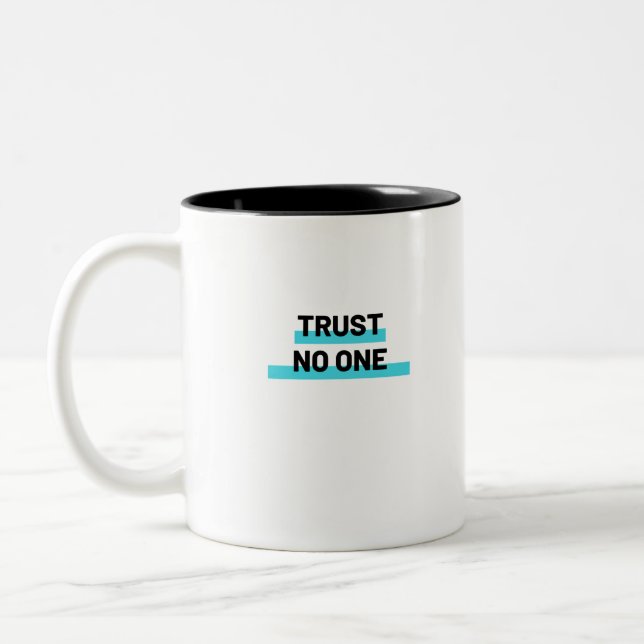 Caneca De Café Em Dois Tons Confiar em Nenhum Slogan (Esquerda)