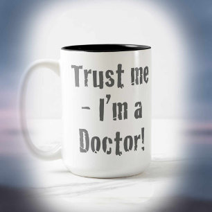 Caneca De Café Em Dois Tons “Confie em Mim - Sou um Médico”