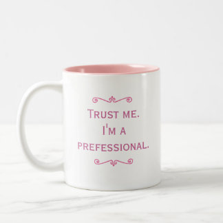 Caneca De Café Em Dois Tons Confie-me. Eu sou um Prefessional. (Rosa)