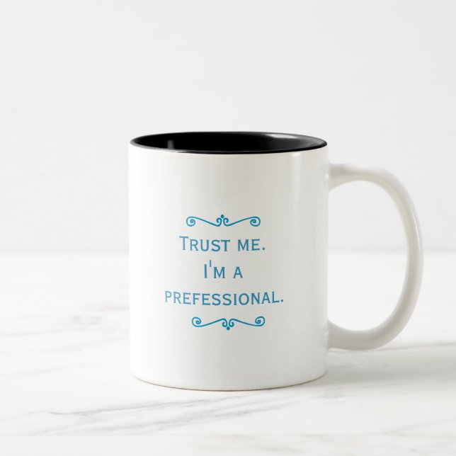 Caneca De Café Em Dois Tons Confie-me, mim são um Prefessional (azul) (Direita)