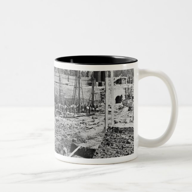Caneca De Café Em Dois Tons Construção do Hotel-Dieu, Paris, c.1866 (Direita)