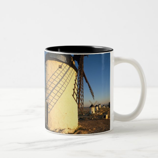 Caneca De Café Em Dois Tons Consuegra, La Mancha, Espanha, moinhos de vento e (Direita)