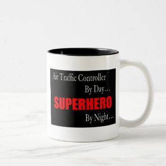 Caneca De Café Em Dois Tons Controlador aéreo do super-herói