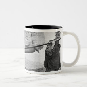 Caneca De Café Em Dois Tons Coolies que levam o algodão, 1901 (foto de b/w)