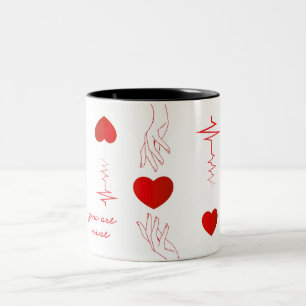Caneca De Café Em Dois Tons Copo de Amor Minimalista com Coração Batendo e Mão