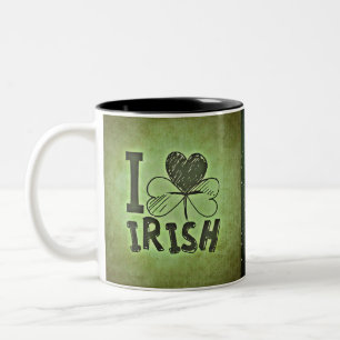 Caneca De Café Em Dois Tons Coração Ruas irlandesas de Shamrock. Dia de Patric