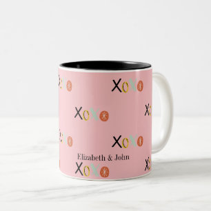 Caneca De Café Em Dois Tons Corações Coloridos "XOXO" Dia dos Namorados
