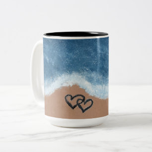 Caneca De Café Em Dois Tons Corações na Areia pelo Oceano