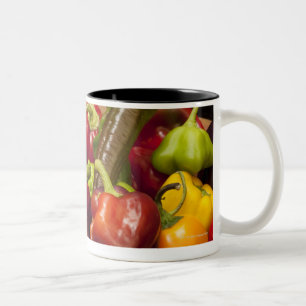 Caneca De Café Em Dois Tons Cores e tipos misturados de pimentas