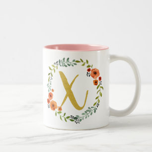 Caneca De Café Em Dois Tons Coroa de Flores Botânicas com Monograma Dourado In