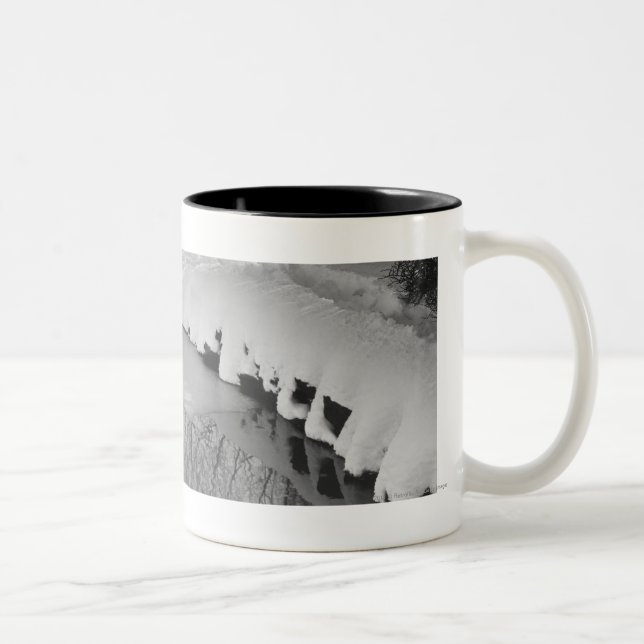 Caneca De Café Em Dois Tons Córrego no inverno B&W (Direita)
