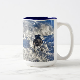 Caneca De Café Em Dois Tons Corvo Negro em Foto de Neve