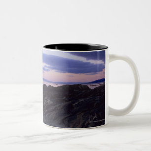 Caneca De Café Em Dois Tons Costa rochosa no por do sol em Kintyre, Argyll,