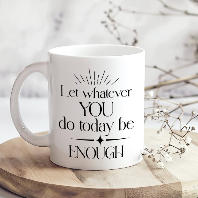 Caneca De Café Em Dois Tons Cotação Inspirativa Preta e Branca (Black and White Inspirational Quote Two-Tone Coffee Mug on a sunny boho wooden table.)