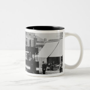 Caneca De Café Em Dois Tons Cozinhe o bonde em Londres norte nos 1880s