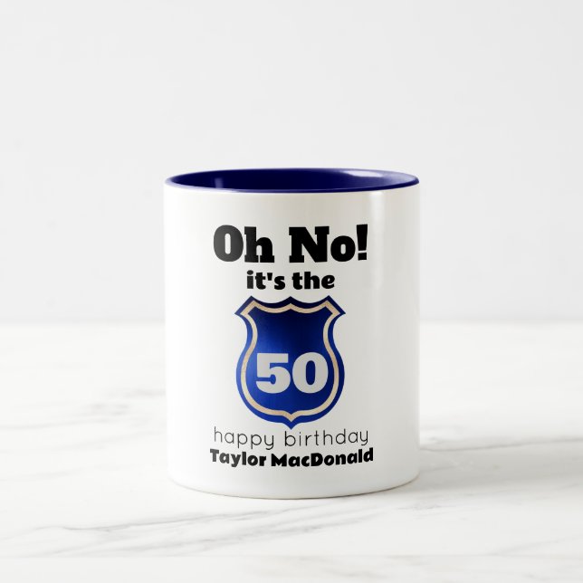 Caneca De Café Em Dois Tons Crachá 50º Aniversário do Funny Policial (Centro)