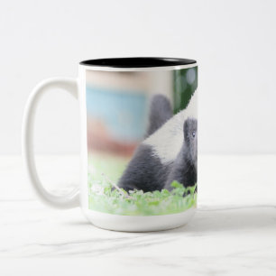 Caneca De Café Em Dois Tons Crachá de mel de bebê em fotografia de grama verde