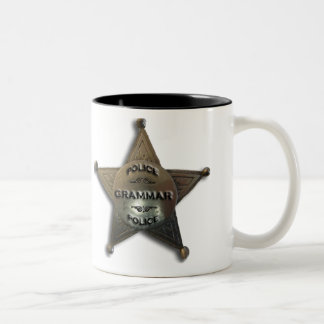 Caneca De Café Em Dois Tons Crachá do vintage da polícia da gramática