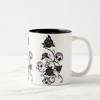 Caneca De Café Em Dois Tons Crânios com arcos e rosas