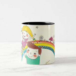 Caneca De Café Em Dois Tons Crianças que jogam no arco-íris