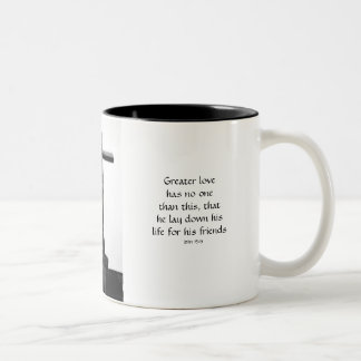 Caneca De Café Em Dois Tons Cruz difusa
