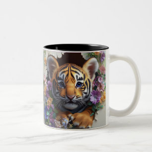 Caneca De Café Em Dois Tons Cubo De Tigre Adorável Pionando Por Um Floral Colo